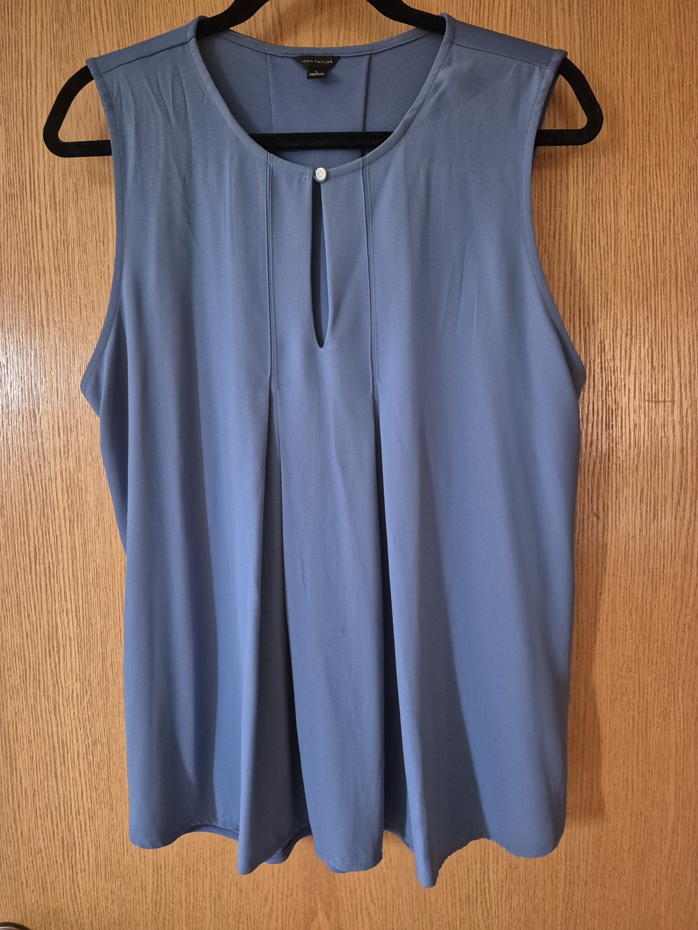 Vintage Ann Taylor Sleeveless Keyhole Pleated Sleeveless Blouse in Blue